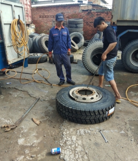 Dịch vụ vá vỏ ô tô lưu động tại quận 9